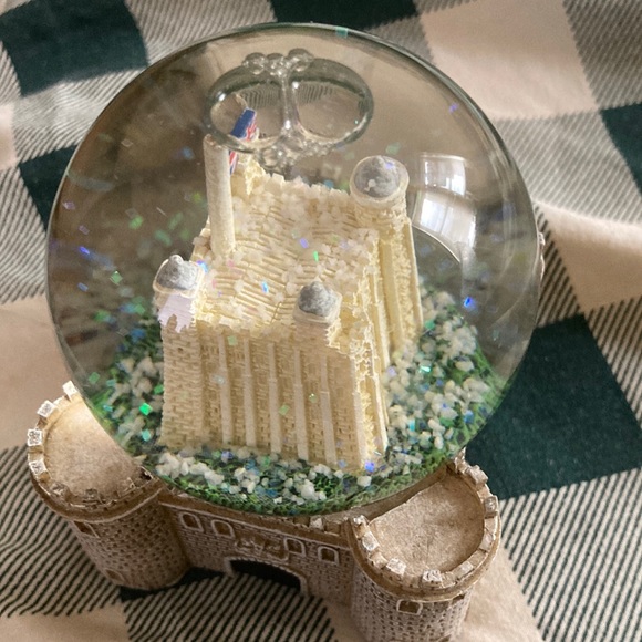 Must Go‼️ Donation Sale: New Tower Of London Snow Globe. Read Description 👇 - Picture 3 of 5